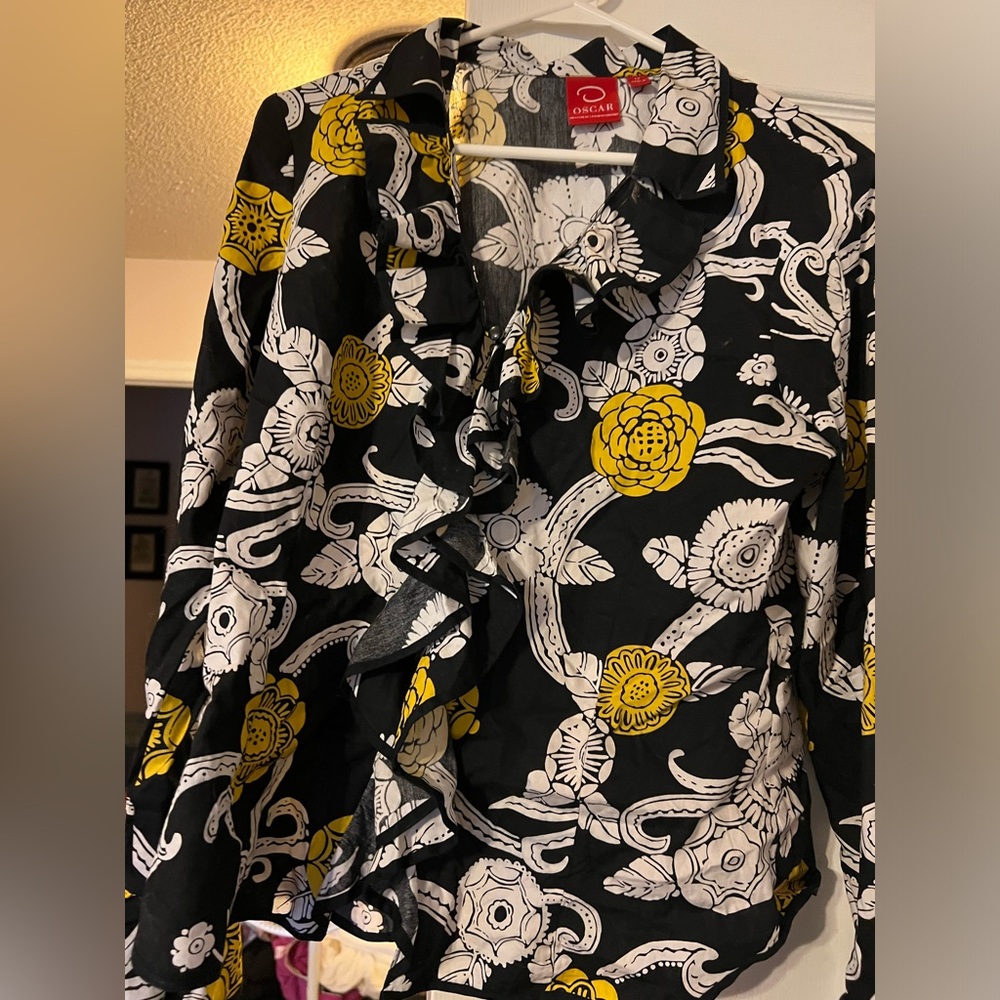 Beautiful Oscar De La Renta Top. Can be worn with anything.